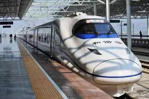 2004年后,中国进一步推进铁路机车车辆装备现代化,研制生产"和谐"